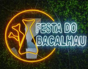 Letreiro neon led 70x70cm Acrílico 3mm transparente 70x70cm   Comprimento do cabo: 200cm | Uso interno Mandar logotipo após a compra. | OPÇÕES DE COR: (CONSULTE DISPONIBILIDADE) Branco frio / branco quente amarelado / azul / rosa / verde / vermelho