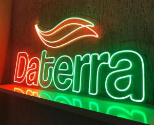 Letreiros Neon LED Acrílico 3mm Personalizado   Fita + ligação elétrica Enviar logotipo ou frase, tamanho e quantidade via orçamento para avaliação e orçamento.